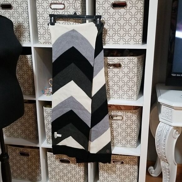 Michael Kors Women Scarf LOGO Knit Wool Blend Stripped Zigzag Gray White Black - Picture 8 of 9